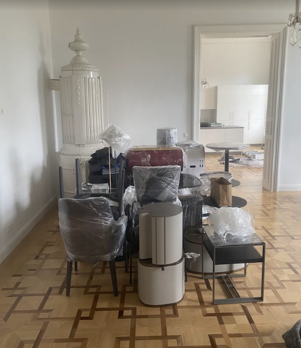 Sorgfältig verpackte Möbel in Wien