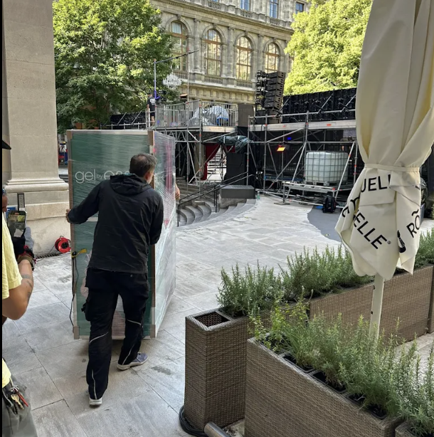 Neno Umzug beim Transport in der Wiener Innenstadt