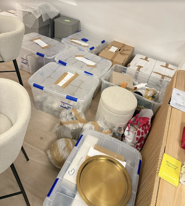 Geordnet beschriftete Transportboxen