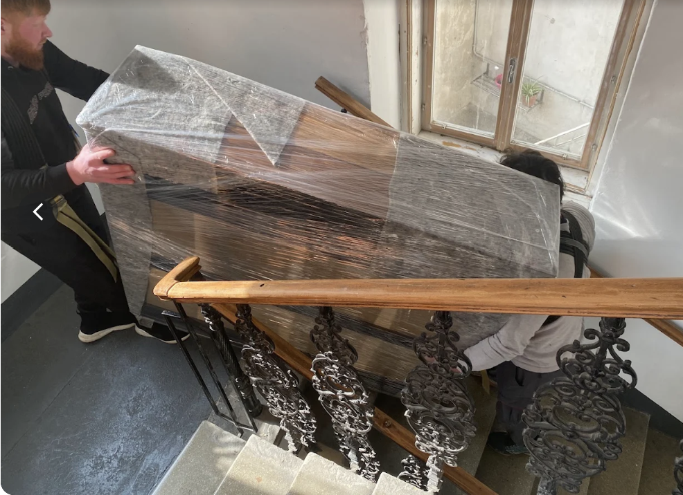 Neno Umzug Team beim geschützten Möbeltransport